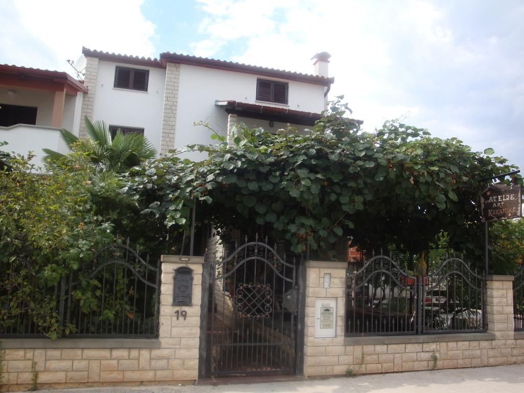 Apartments Sasha Pula Exterior photo